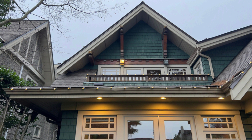 west side heritage home holiday lighting installation